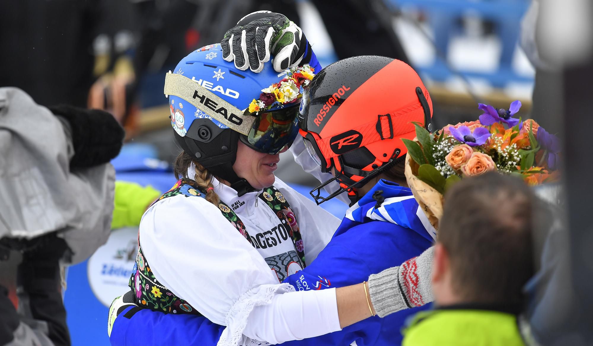 Veronika Velez-Zuzulová, vpravo jej kolegyňa Petra Vlhová v rozlúčkovej jazde.