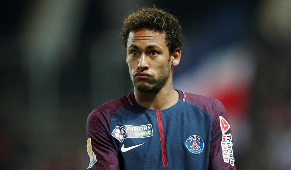 Neymar s prekvapeným výrazom na tvári (Paríž St. Germain).