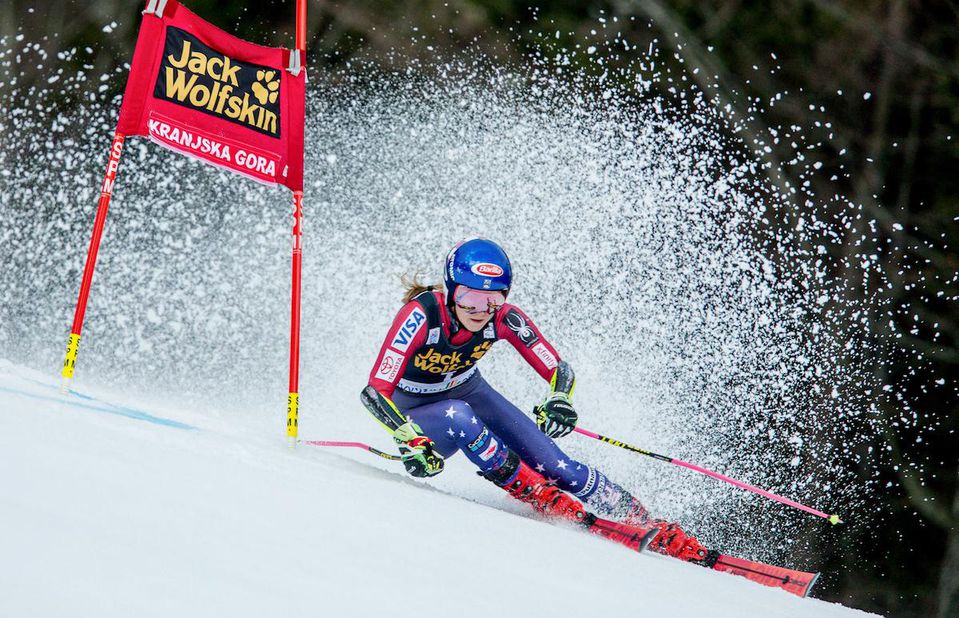 Mikaela Shiffrinová prechádza bránou počas obrovského slalomu v Kranjskej Gore.