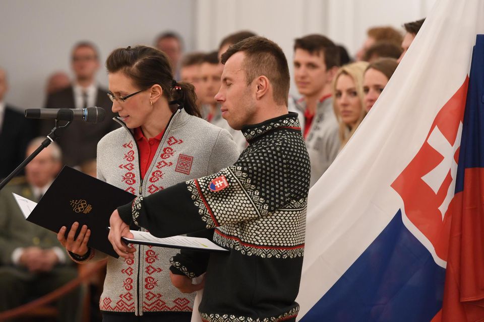 Paralympionik Martin France (vpravo) a olympionička Alena Procházková skladajú olympijský sľub do rúk prezidenta SR Andreja Kisku.
