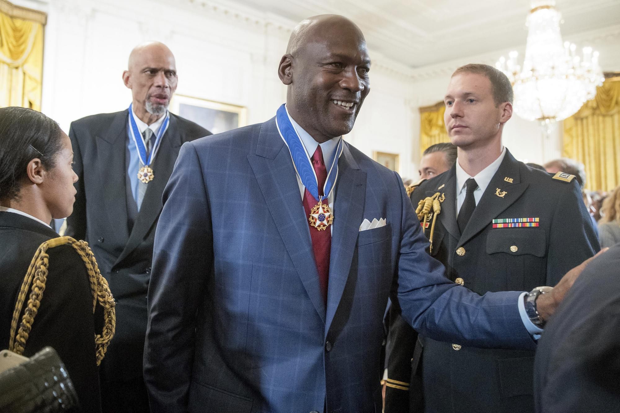Michhael Jordan s Medailou slobody - najvyšším občianskym vyznamenaním - ktorú mu udelil americký prezident Barack Obama na slávnostnom podujatí v Bielom dome vo Washingtone 22. novembra 2016