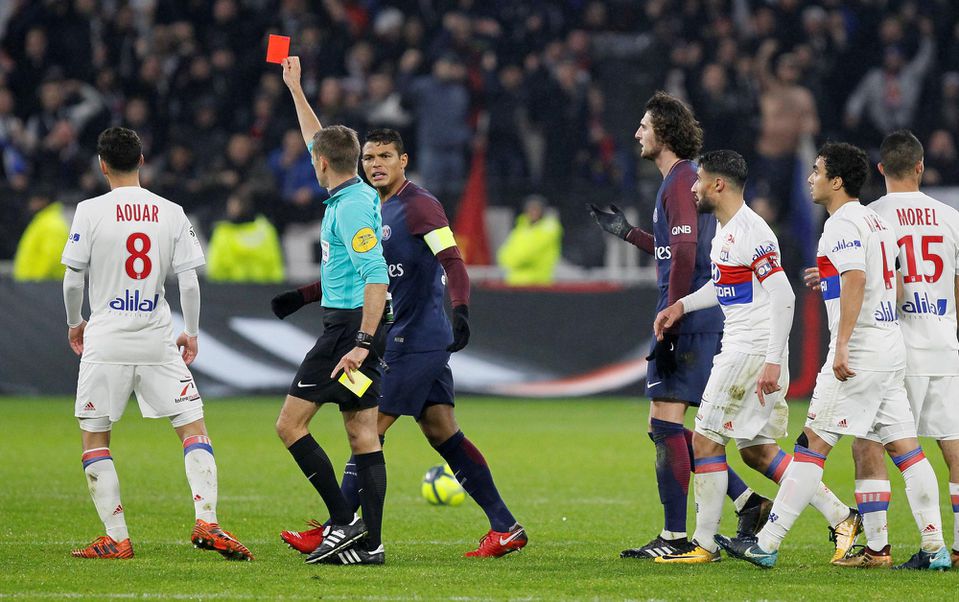 Thiago Silva z PSG komunikuje s rozhodcom po červenej karte Daniho Alvesa v zápase s Lyonom