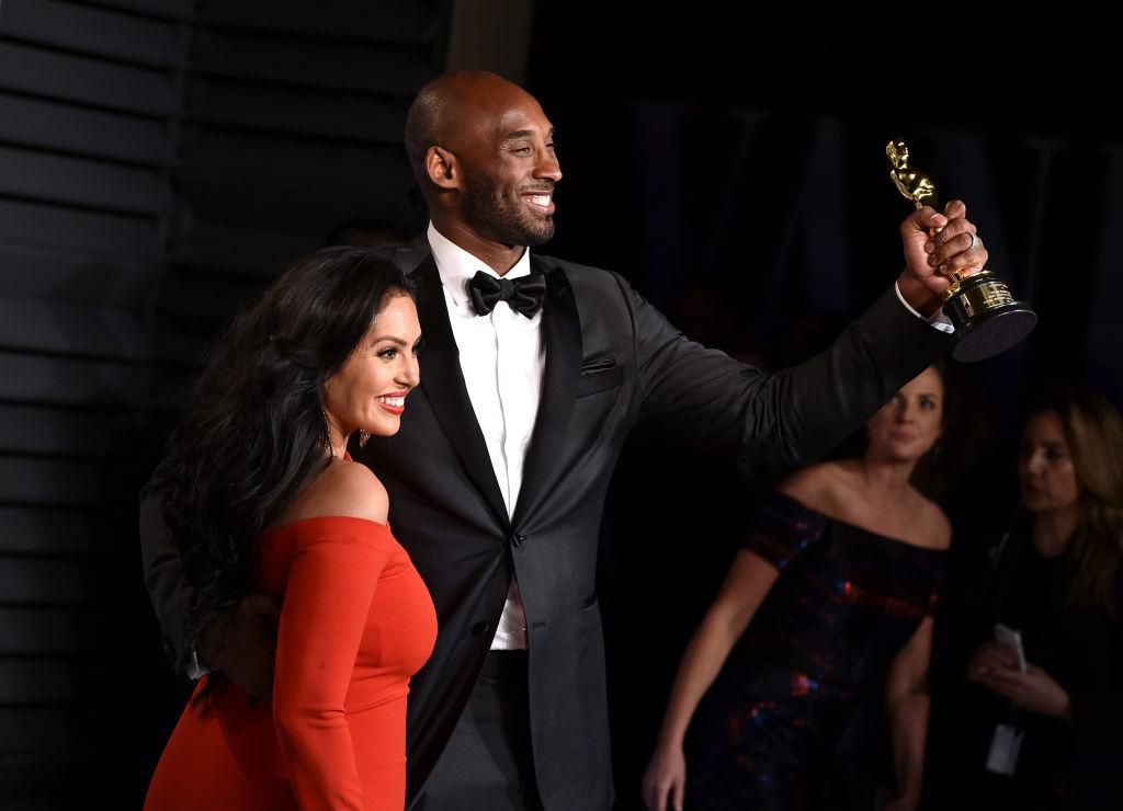 Kobe Bryant pózuje so svojou manželkou na afterparty.