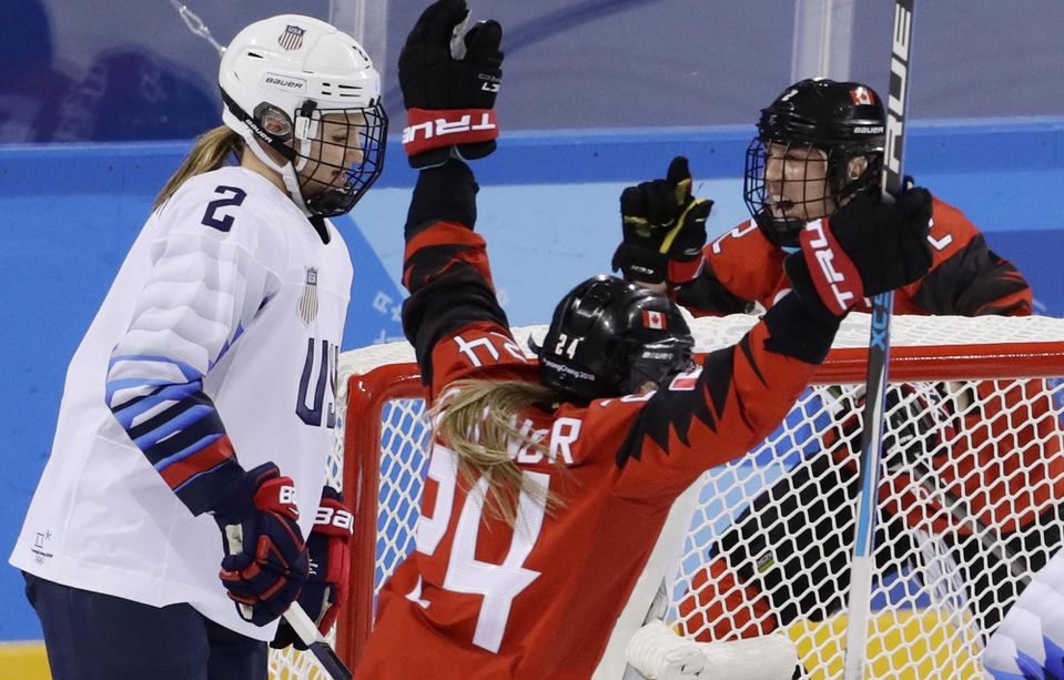 Hokejistky Kanady oslavujú triumf nad USA na ZOH 2018 v Pjongčangu