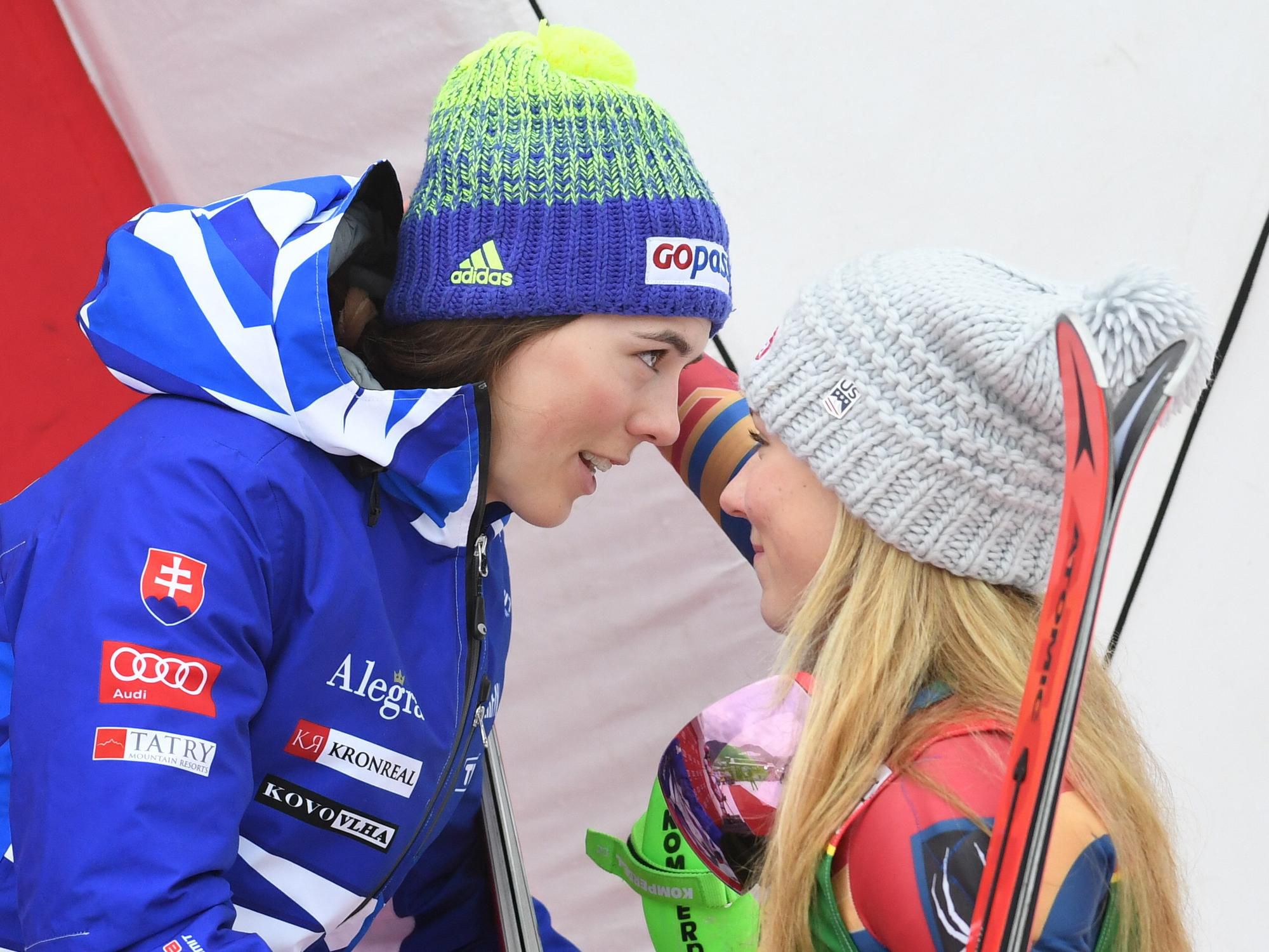 Slovenská lyžiarka Petra Vlhová (vľavo) v rozhovore s víťazkou, Američankou Mikaelou Schiffrinovou.