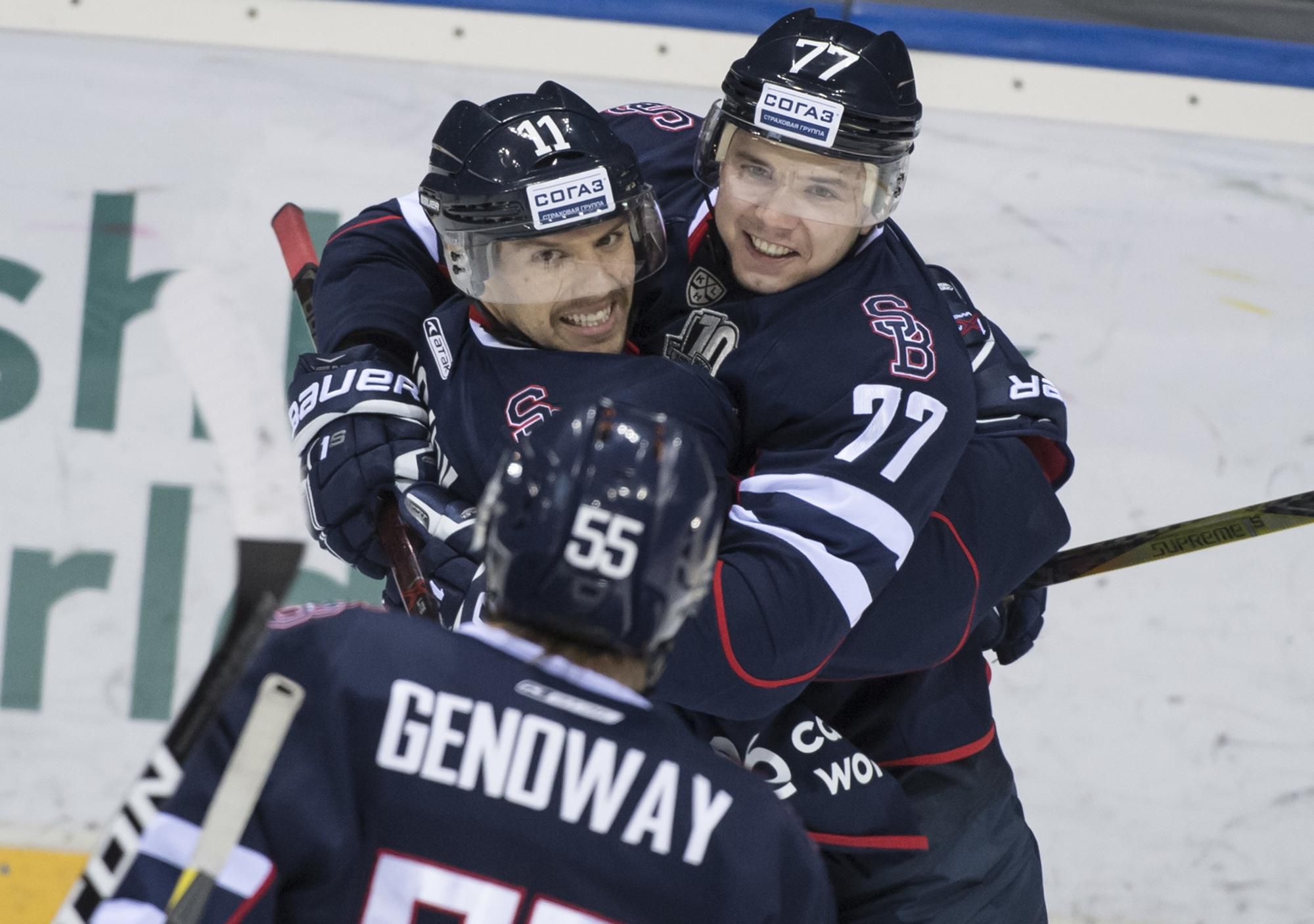 hráč Slovana Zach Boychuk oslauje gól so spoluhráčmi