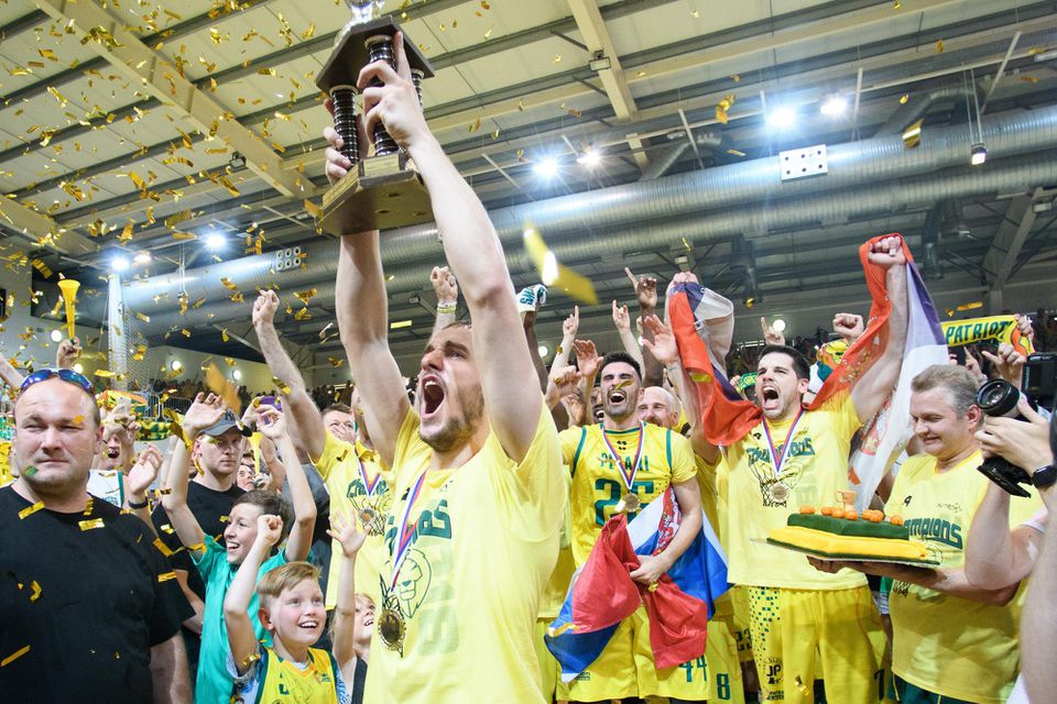 Basketbalisti Levíc oslavujú titul
