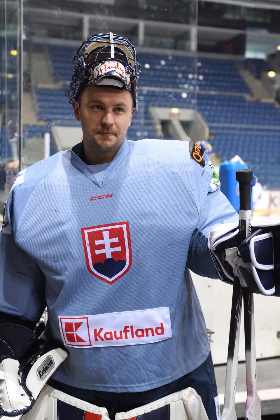 brankár slovenskej hokejovej reprezentácie Július Hudáček počas tréningu