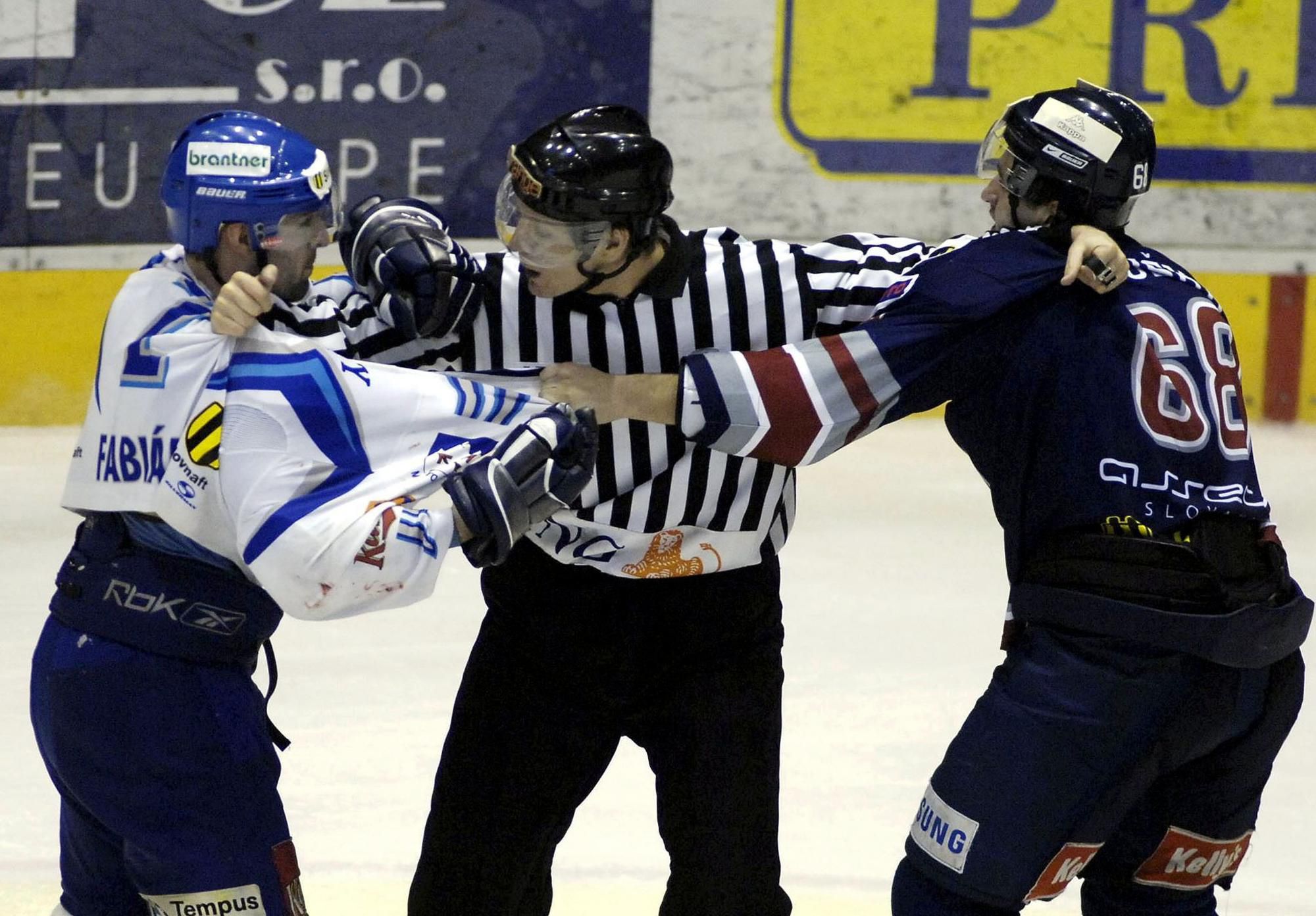 Fotografia rozhodcu Mareka Mihajla, ktorý rozdeľuje bitkárov Milana Hrušku zo Slovanu (vpravo) a Popradčana Štefana Fabiána z roku 2007.