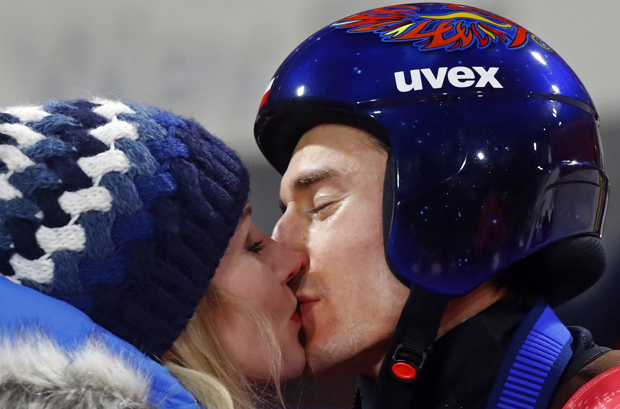 Poľský skokan na lyžiach Kamil Stoch bozkáva manželku Ewu
