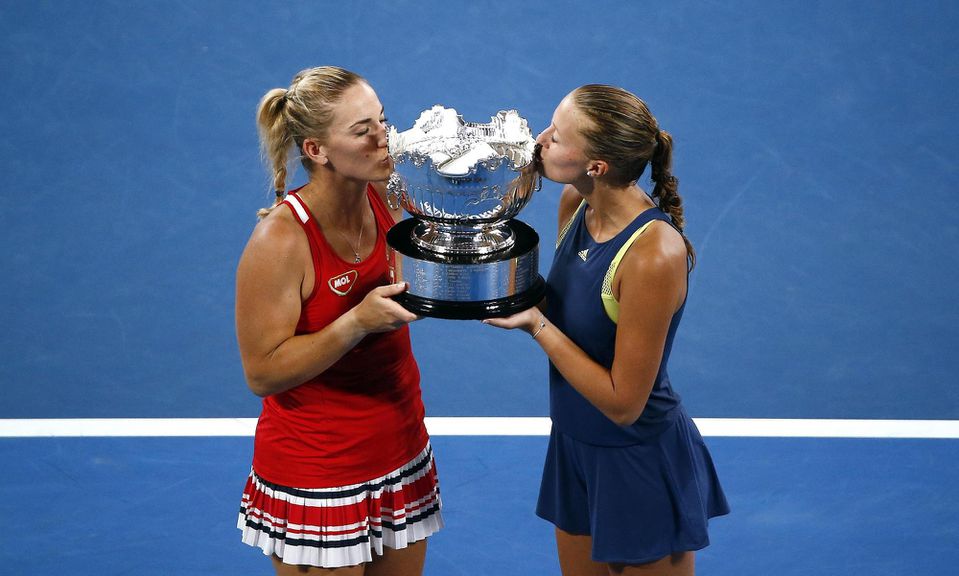 Tímea Babosová a Kristina Mladenovicová oslavujú triumf v ženskej štvorhre na Australian Open