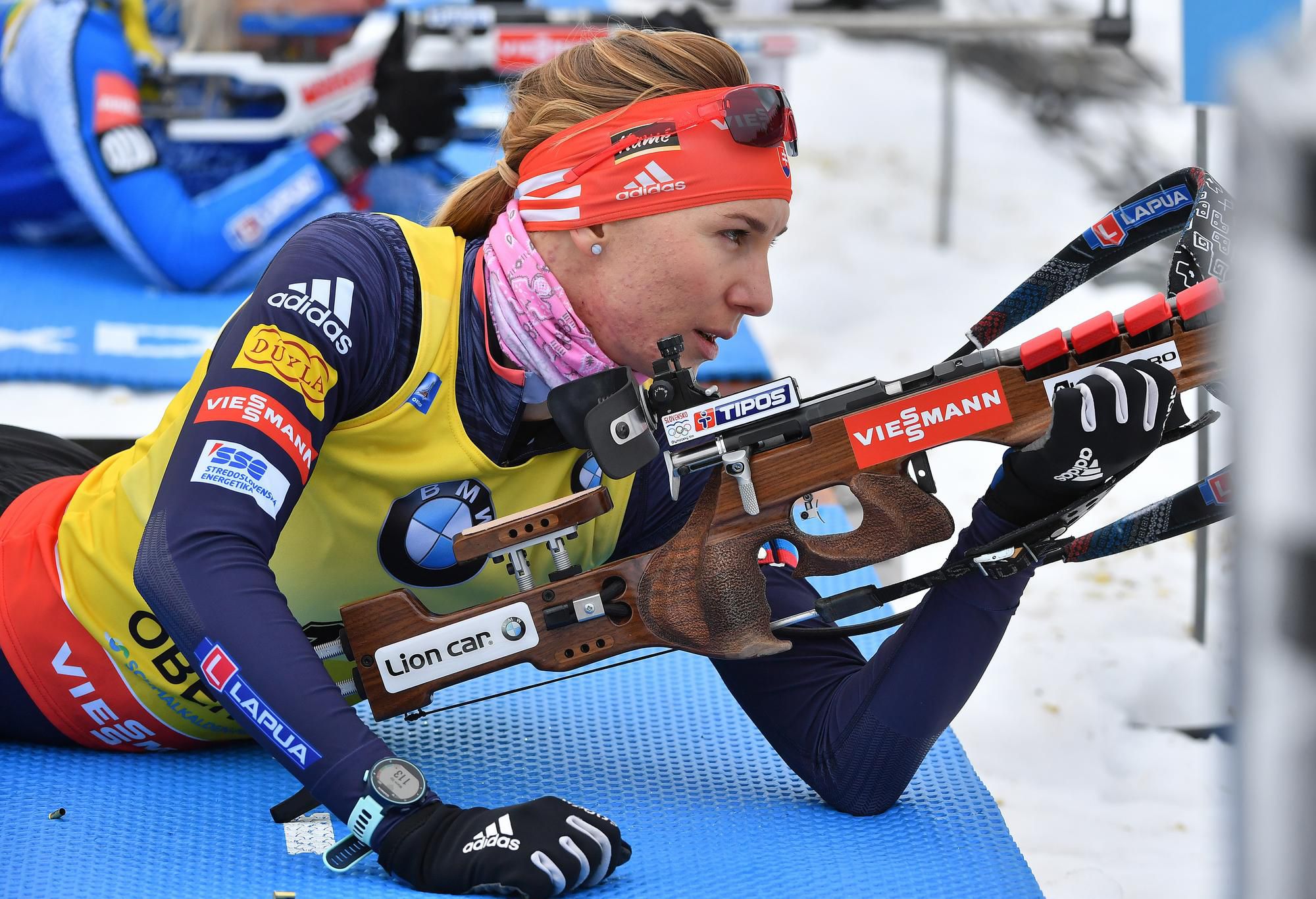 Slovenská biatlonistka Anastasia Kuzminová pri streľbe počas stíhacích pretekov žien.
