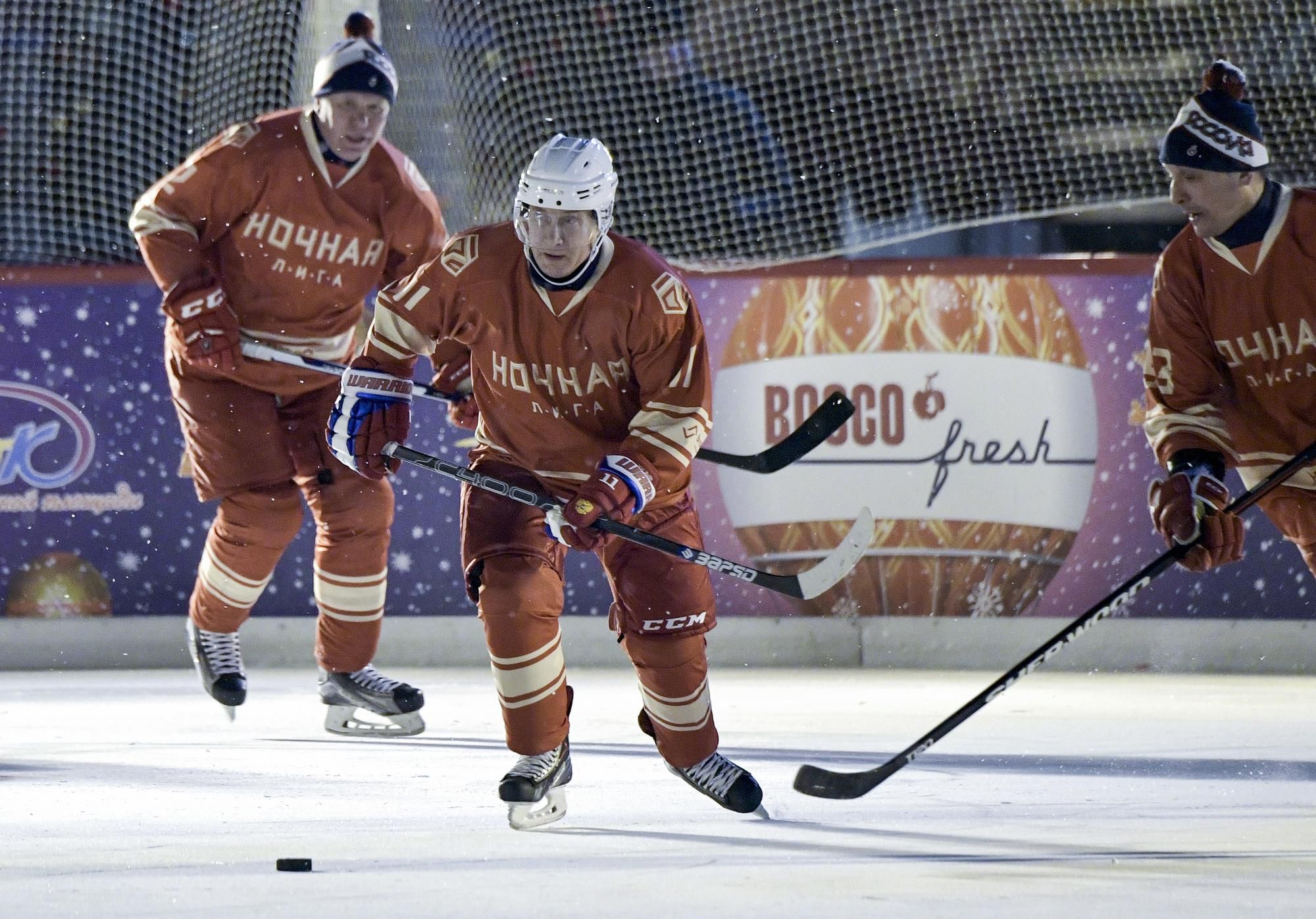 Ruský prezident Vladimír Putin počas hokejového zápasu na Červenom námestí v Moskve.
