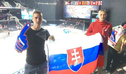 Futbalisti Denis Vavro a Ján Greguš prišli povzbudiť v Kodani slovenských hokejistov