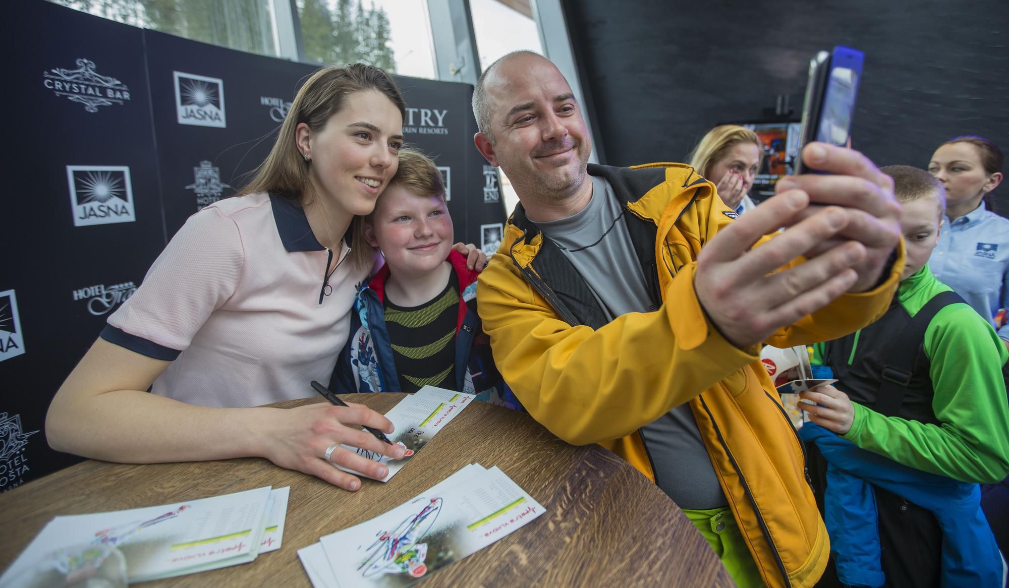 Petra Vlhová sa fotografuje s ľuďmi počas autogramiády v stredisku Jasná Nízke Tatry.