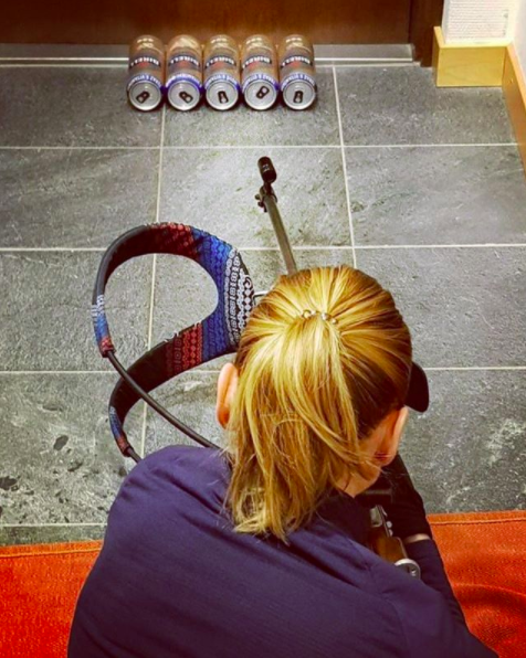 Anastasia Kuzminová trénuje streľbu na plechovky.
