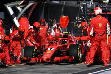 Hororové zranenie mechanika Ferrari. Kimi Räikkönen mu nechtiac zlomil nohu