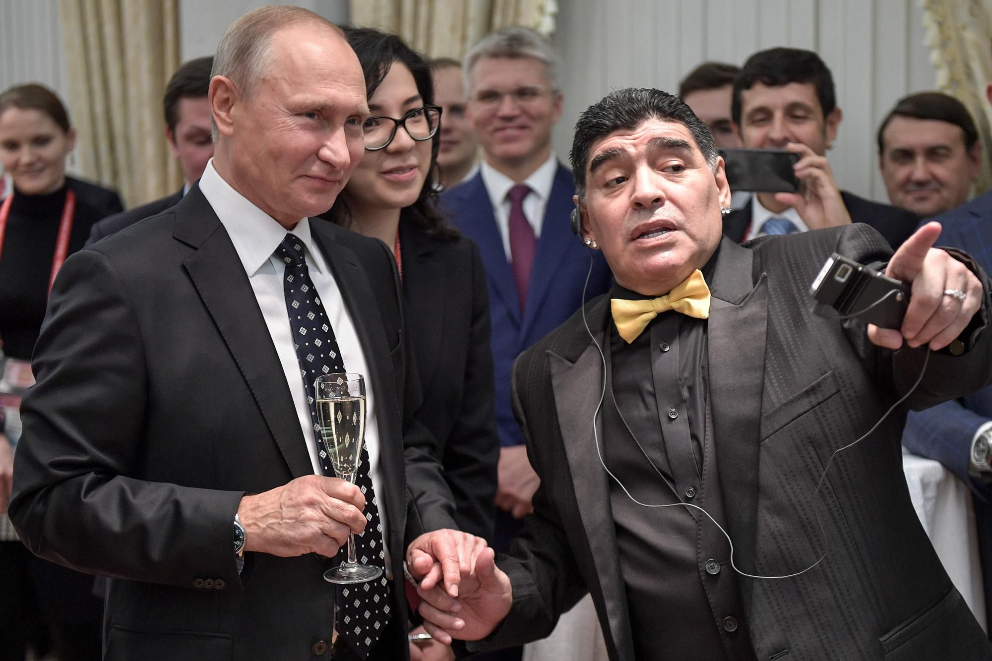 Argentínsky futbalista Diego Maradona a ruský prezident Vladimir Putin.