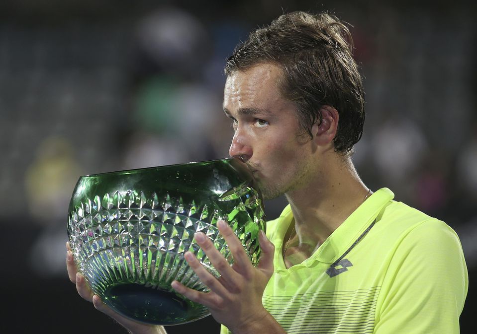 Ruský tenista Daniil Medvedev bozkáva trofej z turnaja ATP Sydney.