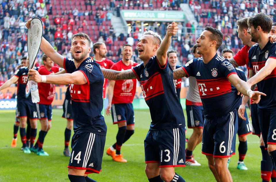 Futbalisti Bayernu oslavujú titul v nemeckej Bundeslige.