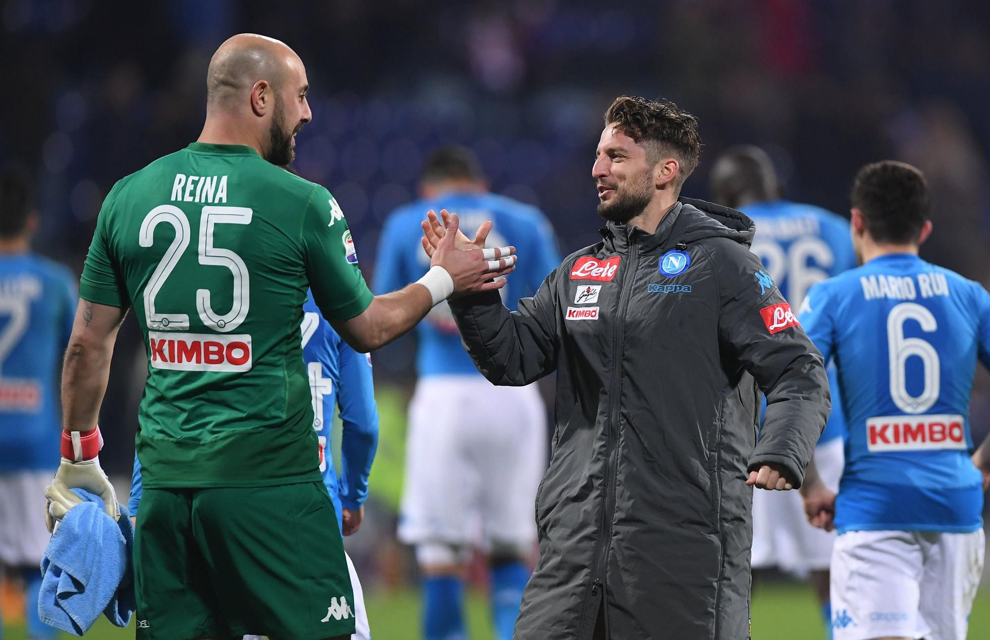 Brankár SSC Neapol Pepe Reina so spoluhráčom Driesom Mertensom