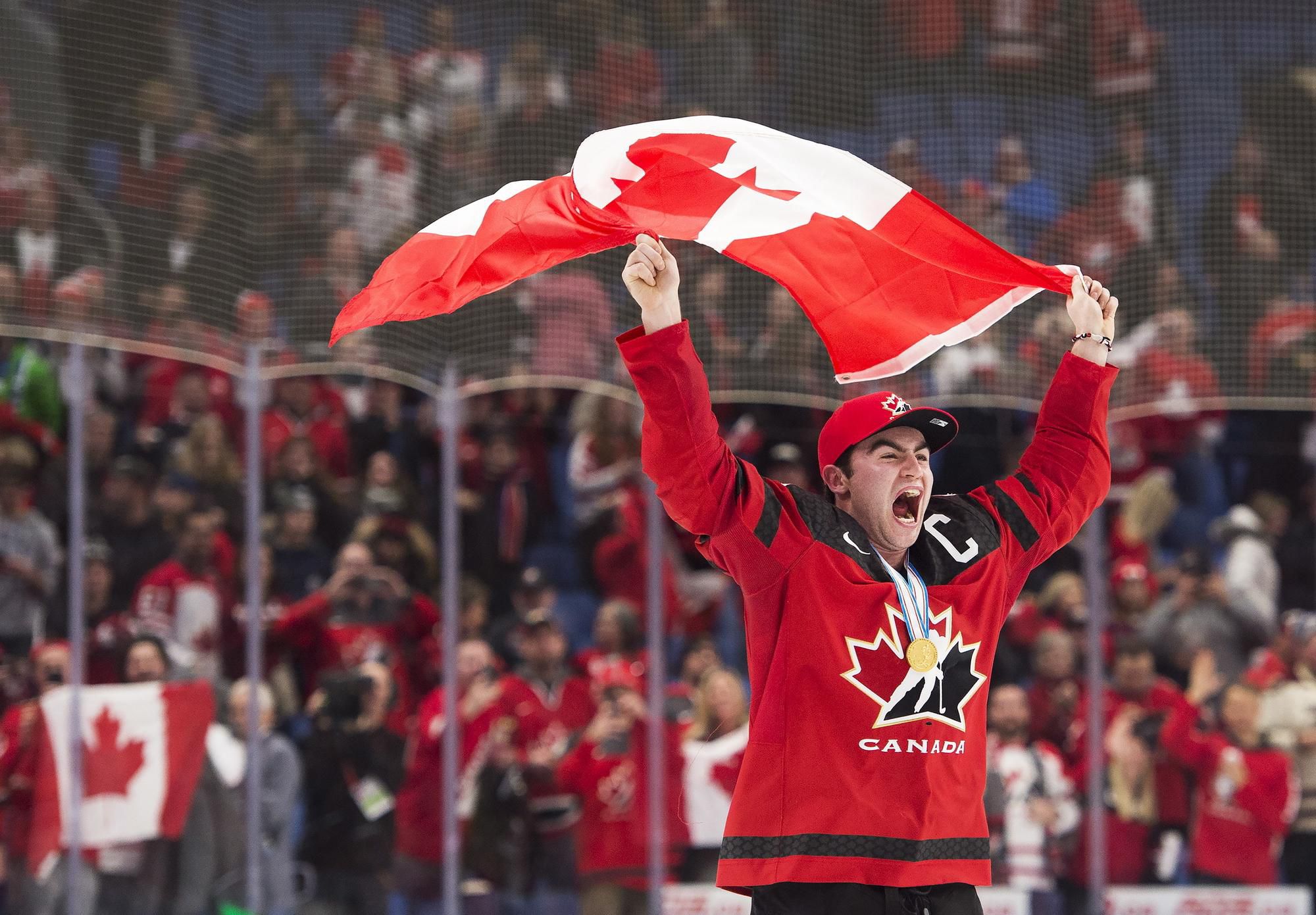 Dillon Dube s kanadskou vlajkou po finále MS do 20 rokov.