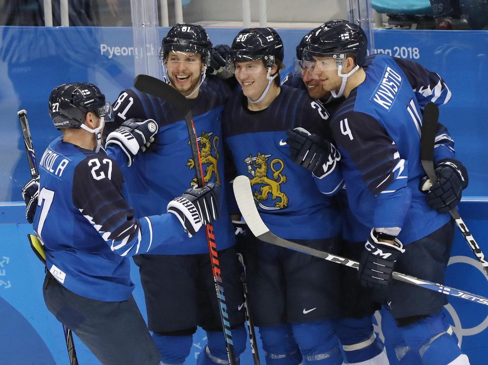 Hokejisti Fínska oslavujú strelený gól