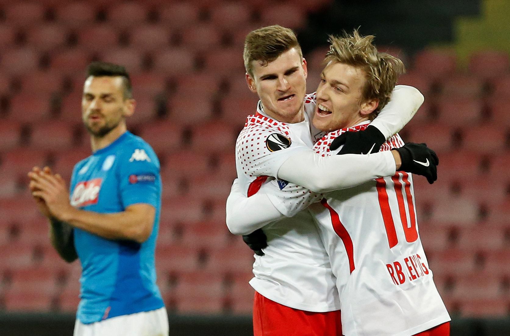 Timo Werner oslavuje gól s Emilom Forsbergom.