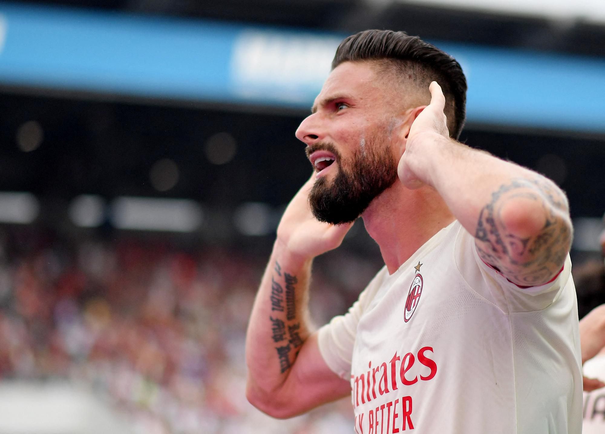 Olivier Giroud strieľa gól za AC Miláno