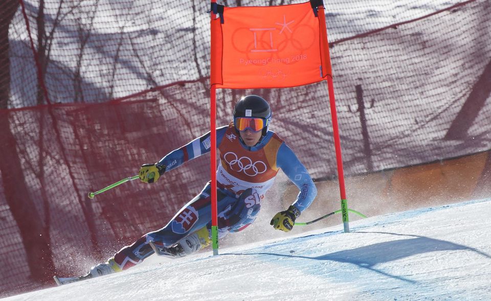 slovenský lyžiar Adam Žampa na trati zjazdu alpskej kombinácie mužov na zimných olympijských hrách v Pjongčangu