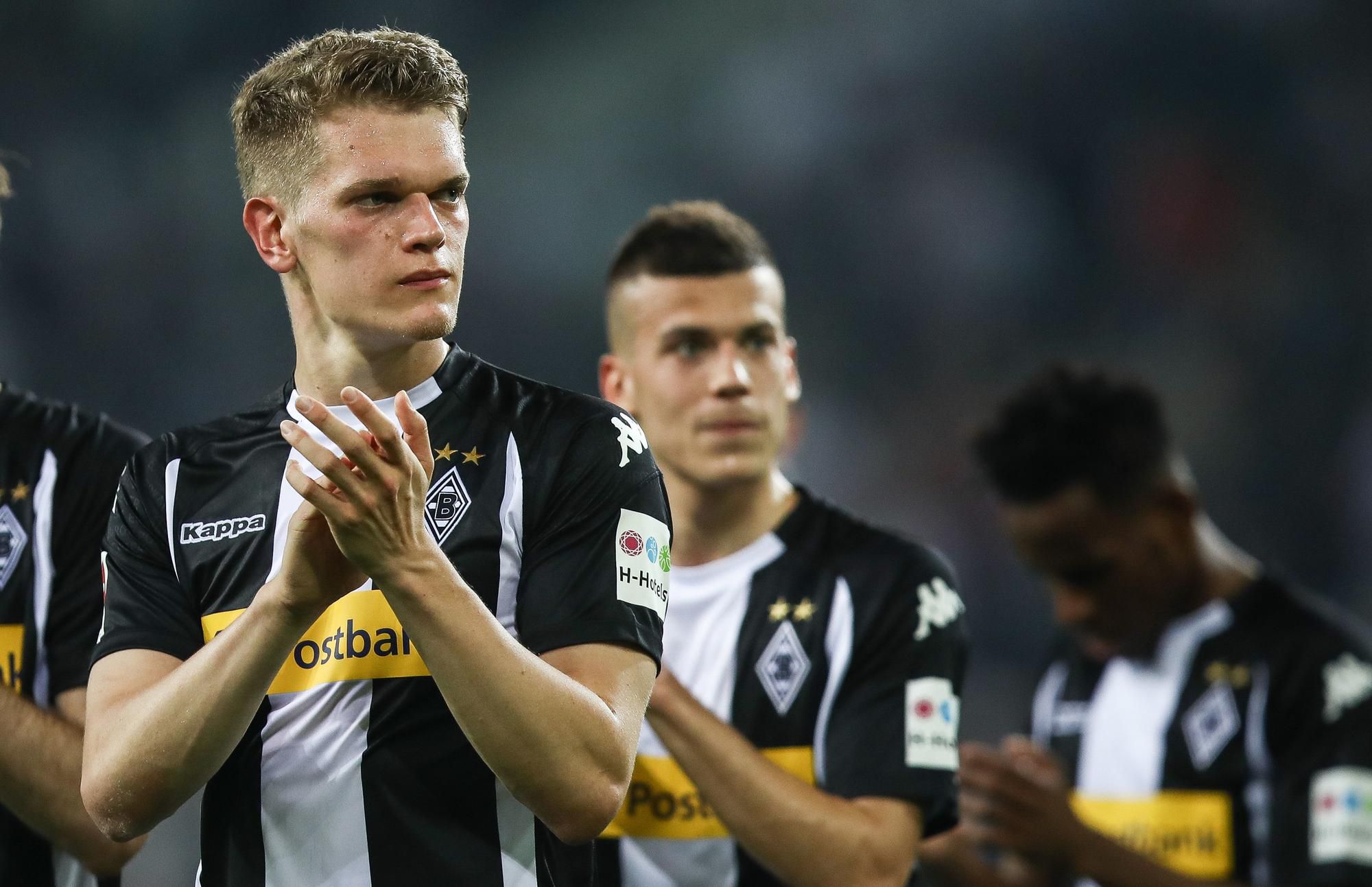 Hráč Borussie Mönchengladbach Matthias Ginter a v pozadí Laszlo Benes