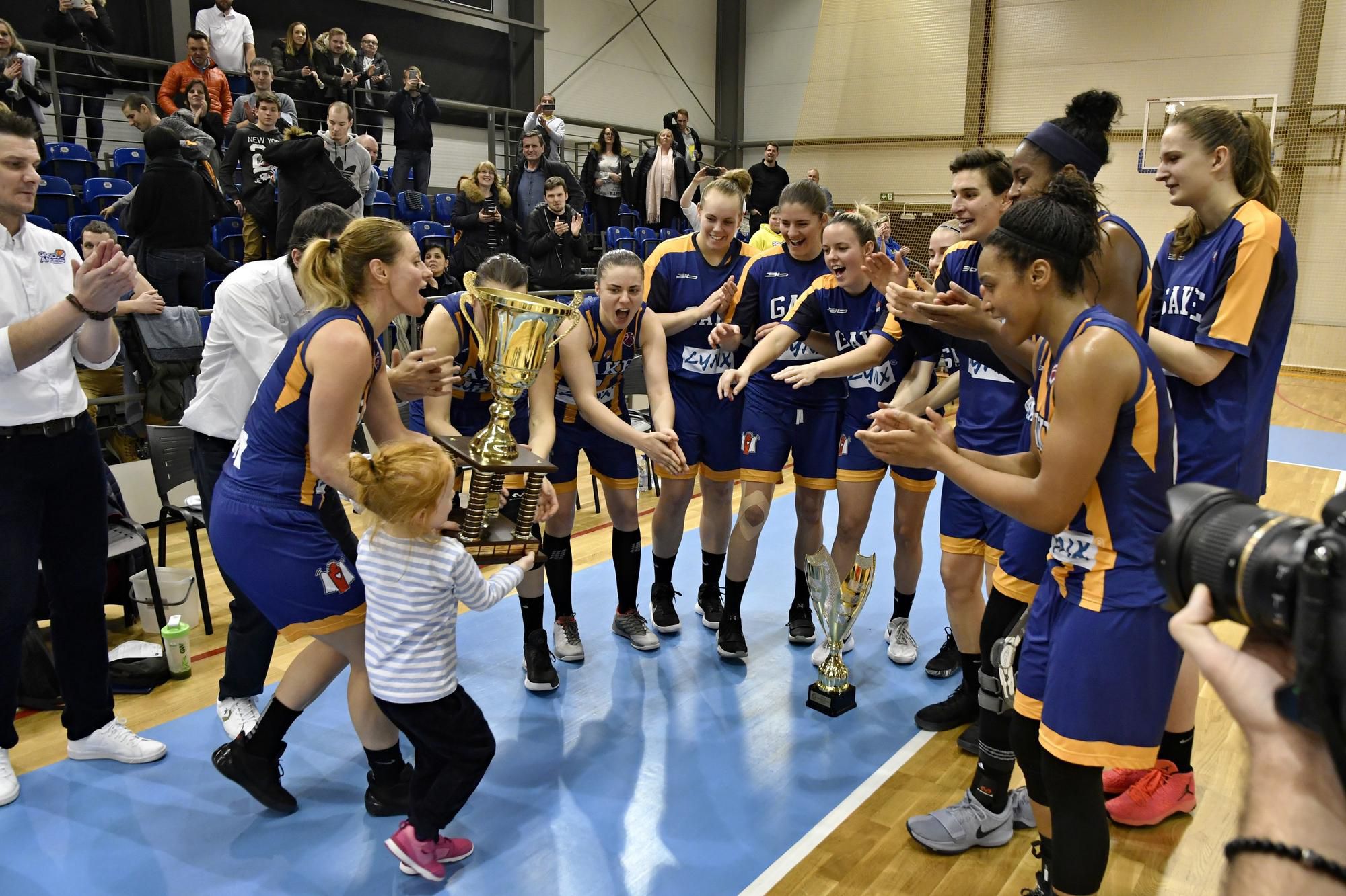 Tím Good Angels Košice po víťazstve finálového zápasu Slovenského pohára žien v basketbale