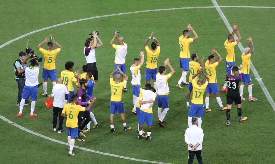 Futbalisti Brazílie pri potlesku