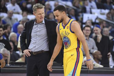 NBA: Curry blízko k návratu na palubovku, Durant s Thompsonom potrebujú viac času