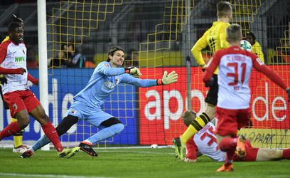 Brankár Hitz opustí po sezóne Augsburg, médiá ho spájajú s Dortmundom