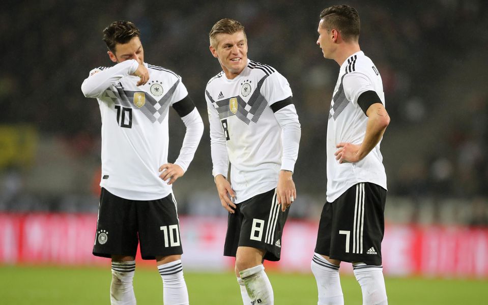 Reprezentanti nemecka Mesüt Ozil, Toni Kroos a Julian Draxler