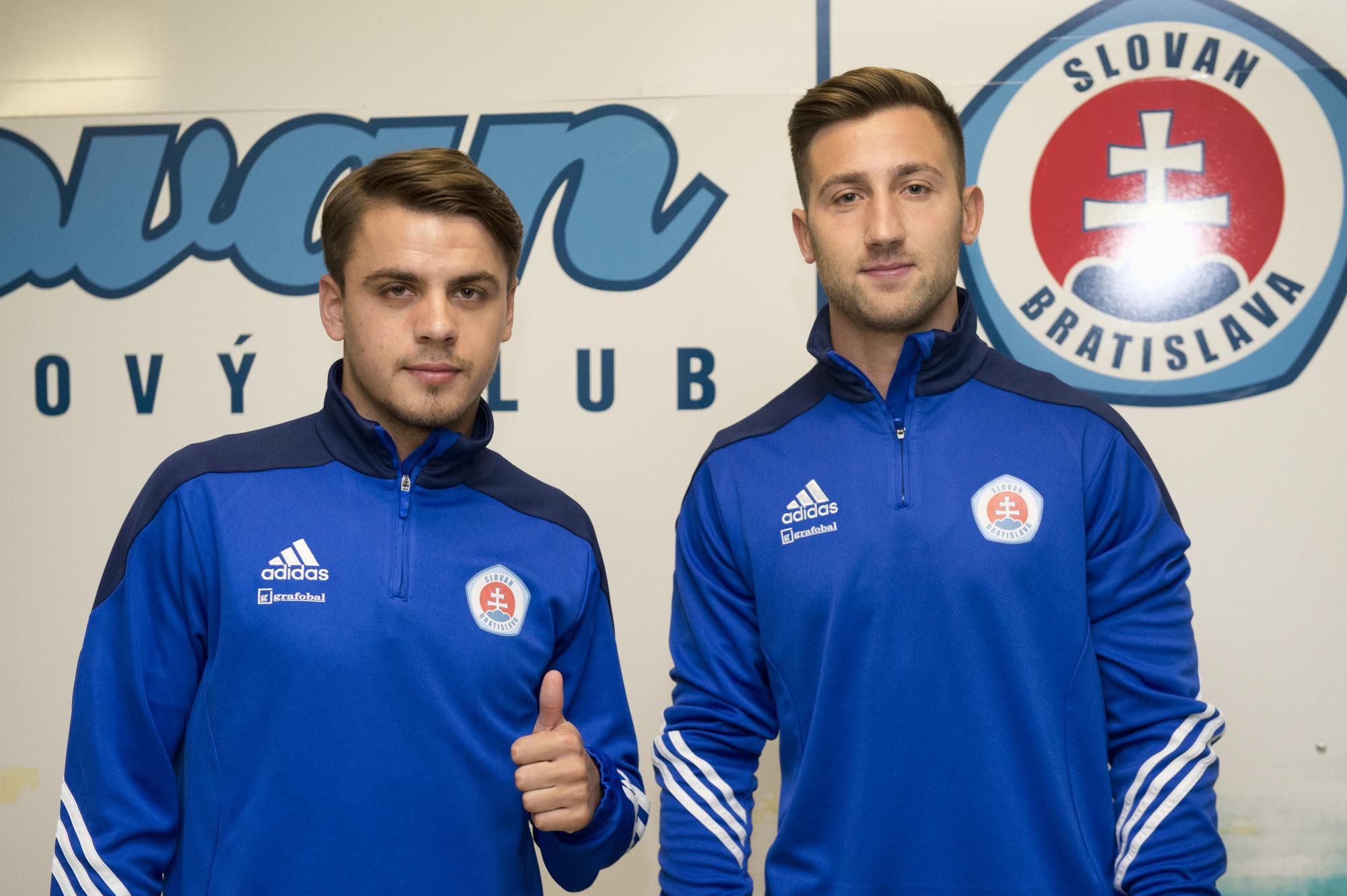Posily ŠK Slovan Bratislava Andraž Šporar (vpravo) a Arťom Suchockij (vľavo).