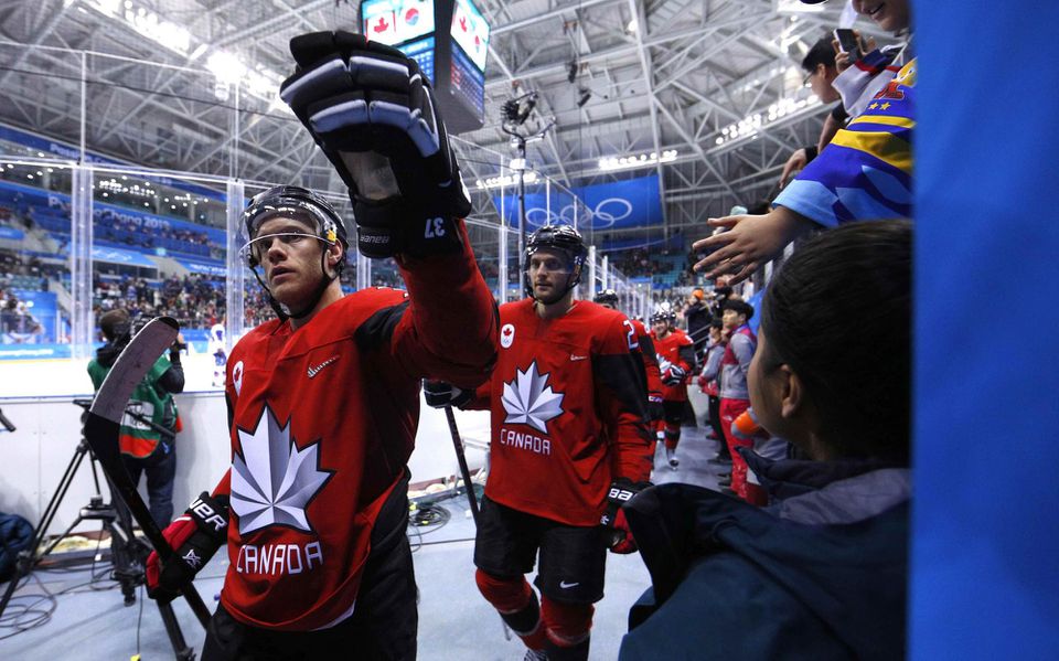 Hokejisti Kanady po víťazstve nad Južnou Kóreou na ZOH 2018 v Pjongčangu