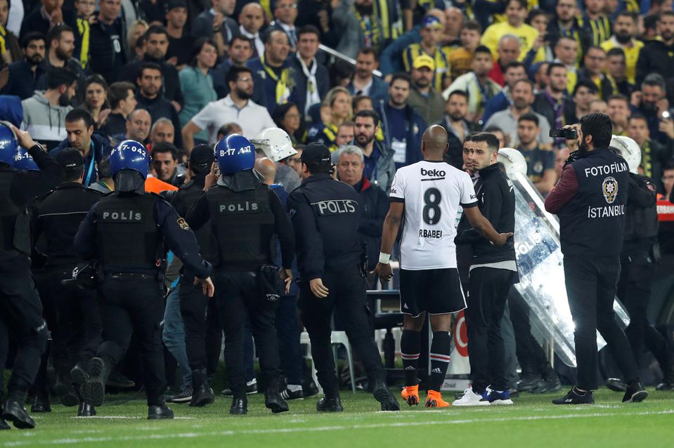 FOTOGALÉRIA: Výtržnosti počas zápasu Fenerbahce - Besiktas