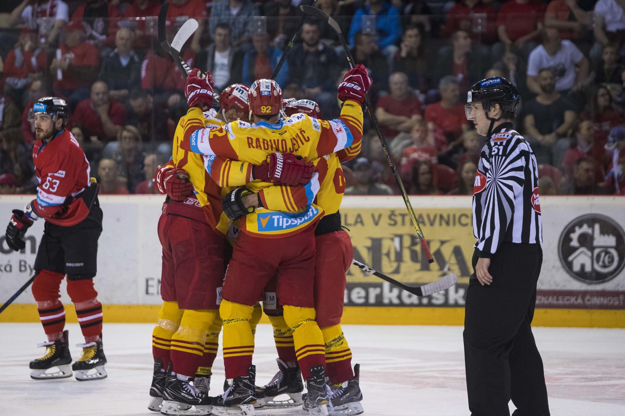 HC '05 Banská Bystrica - HK Dukla Trenčín (hráči Trenčína sa radujú z gólu)