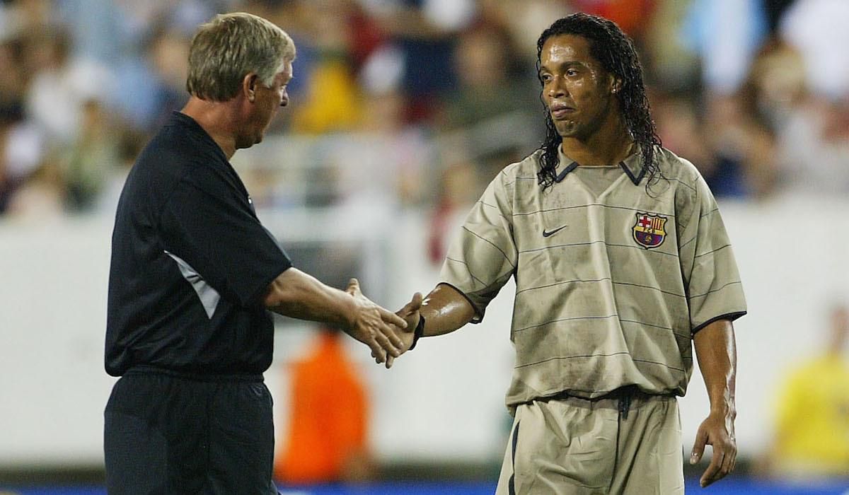 Ronaldinho v drese Barcelony a Sir Alex Ferguson.