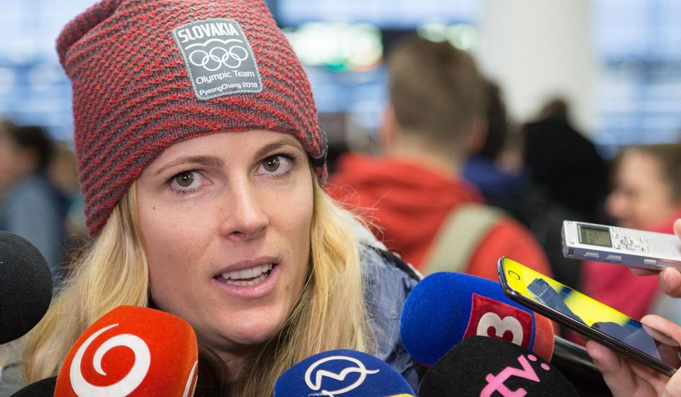 Slovenská lyžiarka Veronika Velez-Zuzulová odpovedá na otázky novinárov.