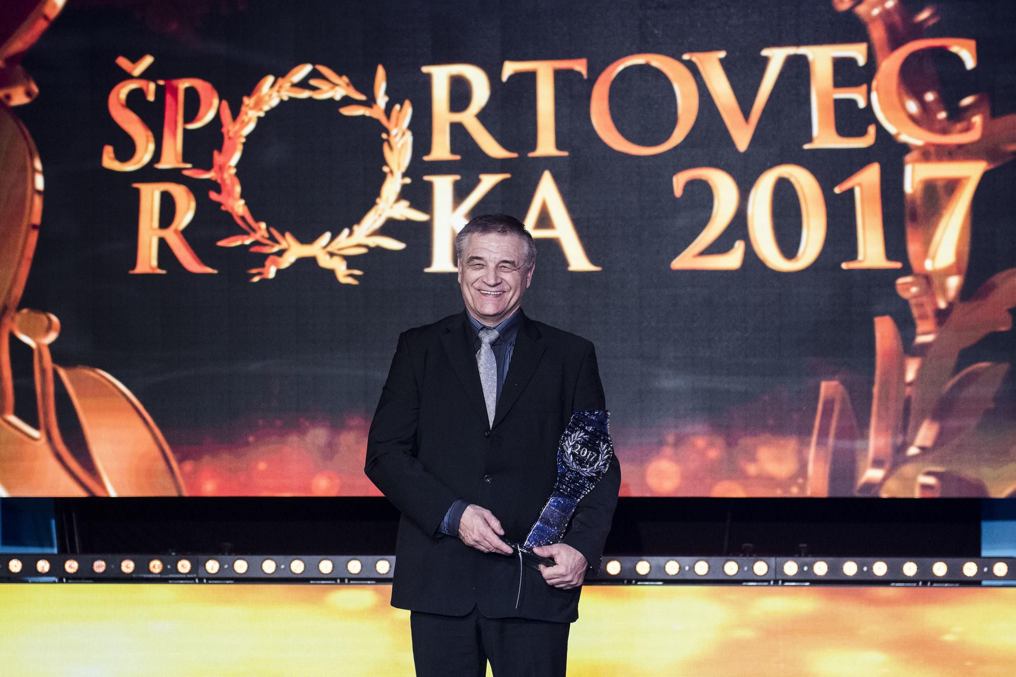 Jozef Pribilinec si prevzal ocenenie Športová legenda počas slávnostného vyhlásenia ankety Športovec roka 2017 v Bratislave