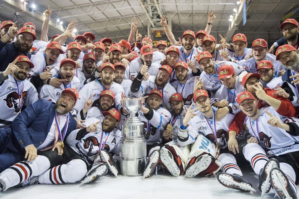 tím HC '05 Banská Bystrica oslavuje obhajobu majstrovského titulu