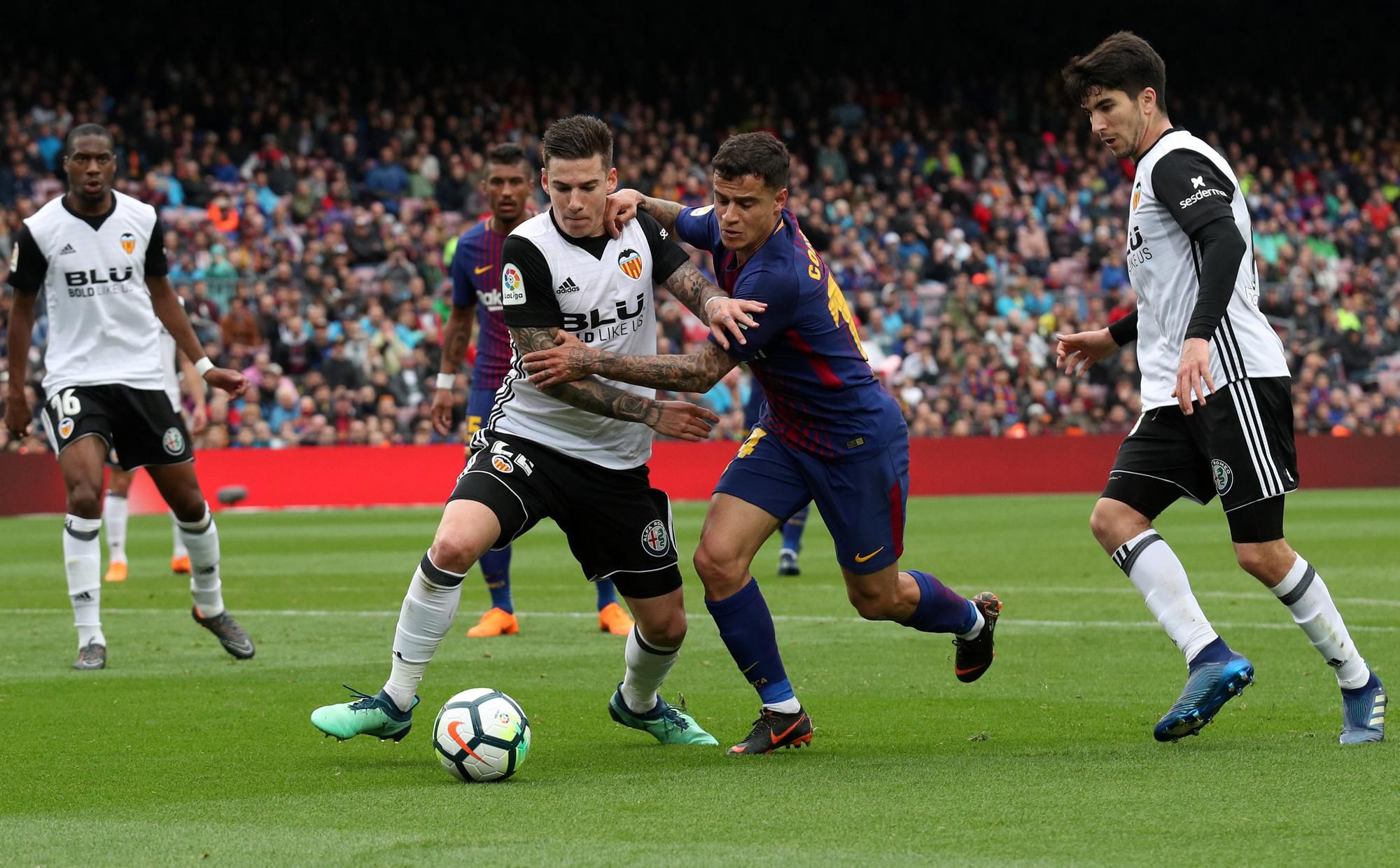 Philippe Coutinho (FC Barcelona)  v súboji so Santim Minom.