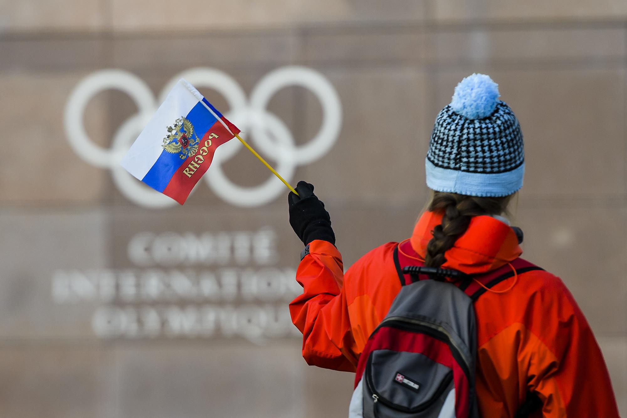 Ruská zástava pred vstupom do sídla MOV