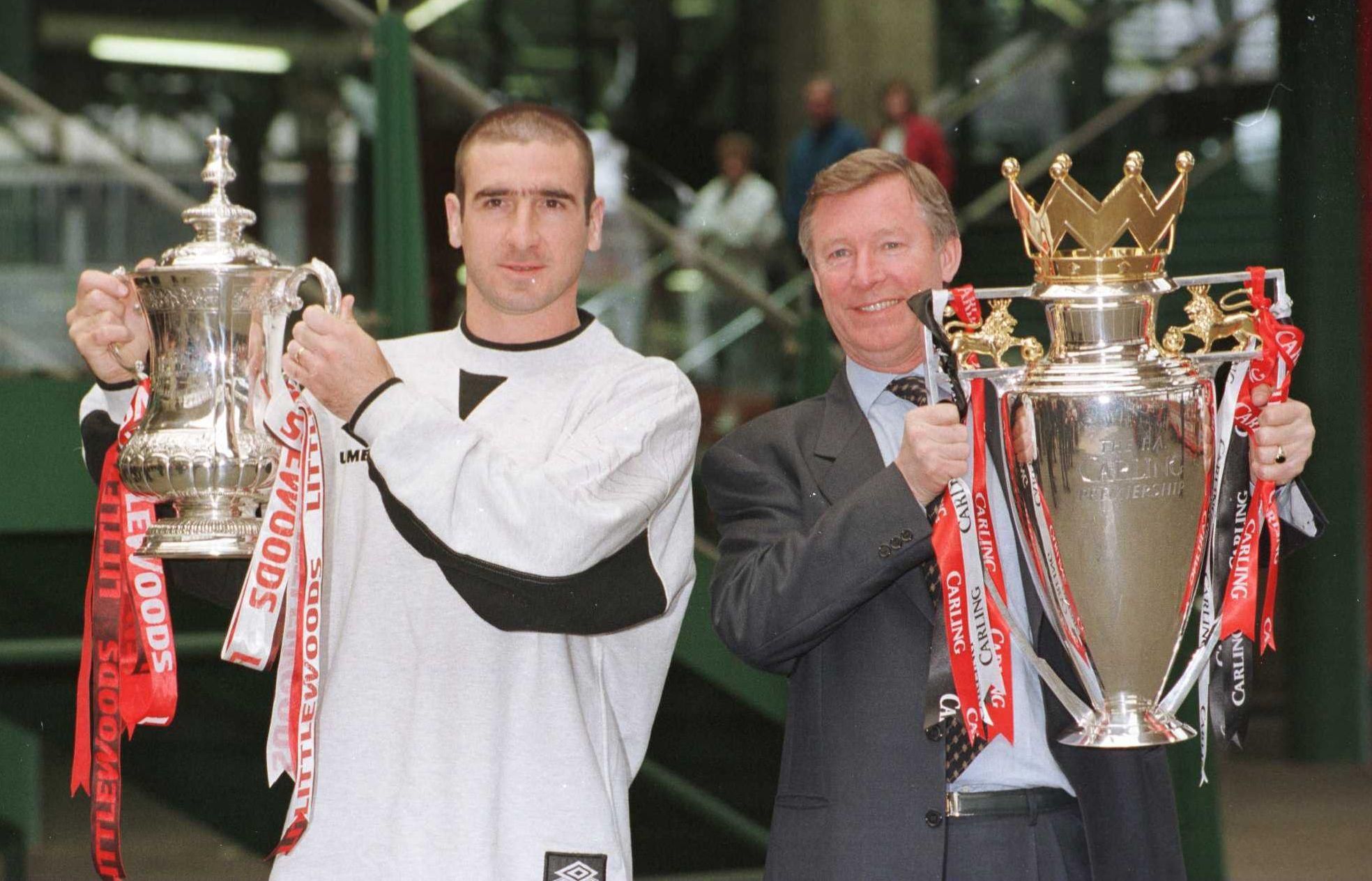 Eric Cantona a Sir Alex Ferguson s pohármi za víťazstvo v FA Cupe a Premier League v roku 1996