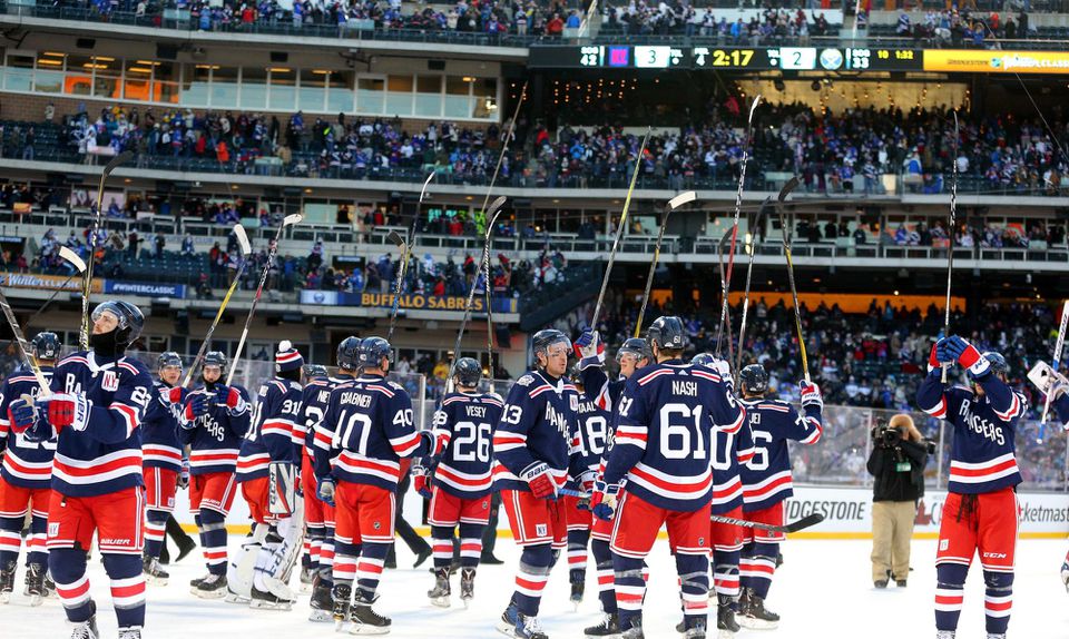Hokejisti New Yorku Rangers oslavujú víťazstvo v prestížnom Winter Classic