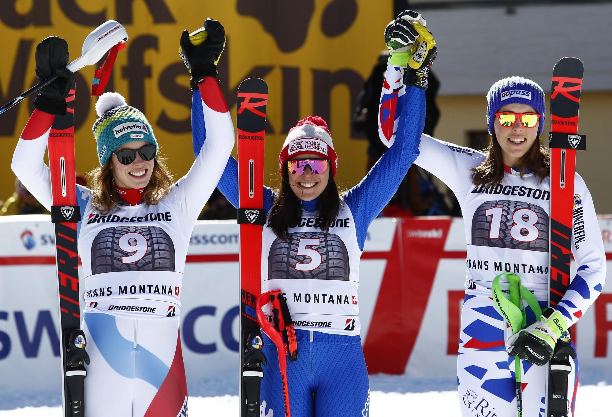 Slovenská lyžiarka Petra Vlhová (vpravo) obsadila tretie miesto v kombinácii Svetového pohára  vo švajčiarskej Crans Montane.