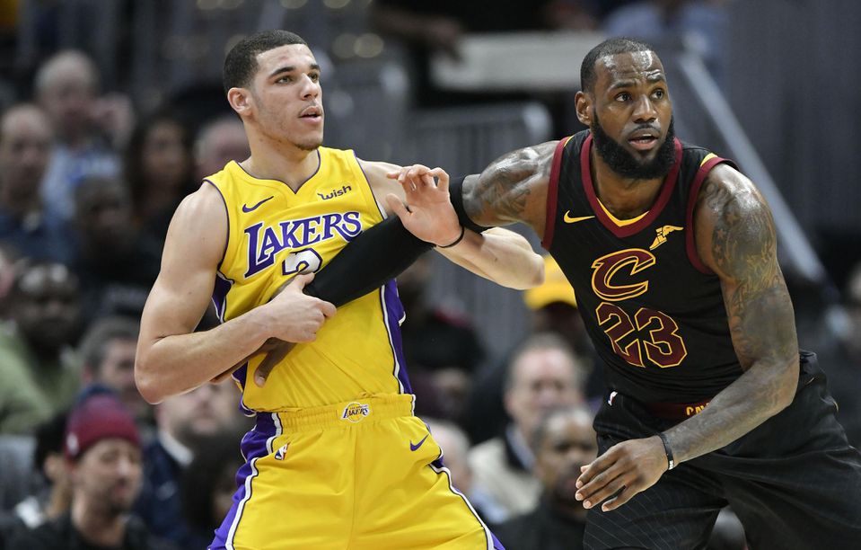 Lonzo Ball (LA Lakers) a LeBron James (Cleveland Cavaliers).